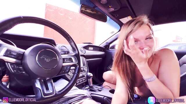 Незнайомка дякує хлопця мінетом прямо в машині