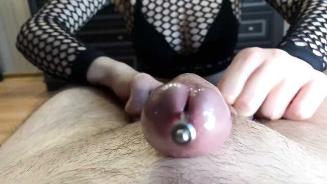 Burzliwy orgazm od masturbacji z rurką wewnątrz członka