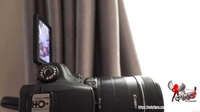 Blond Mamuśka wali konia kutasa nogami w rajstopach