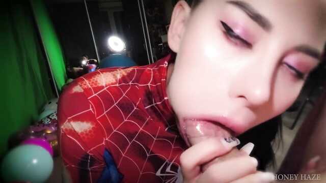The girl became a spider-man and sucked a cock