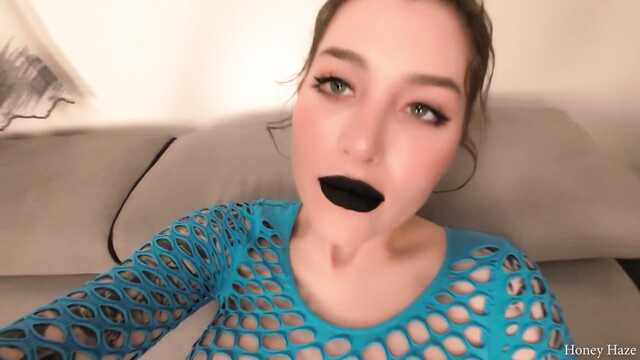 Dziewczyna z pomalowanymi ustami robi apetyczny Sex oralny