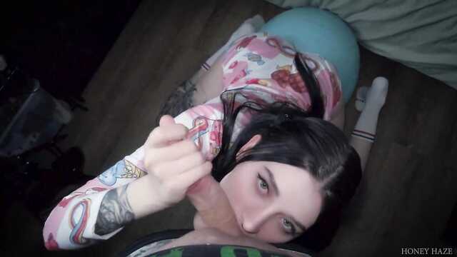 Хоть и застеснялась, но хуй перед камерой отсосала