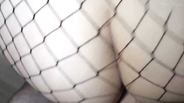 Сучка впервые ебется в сетчатом наряде