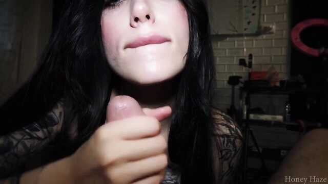 Татуированная сучка любит секс в глотку в анальную дырку