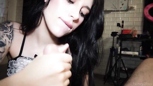 Татуированная сучка любит секс в глотку в анальную дырку