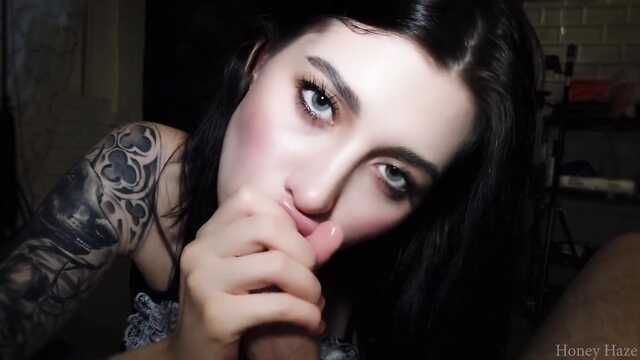 Татуированная сучка любит секс в глотку в анальную дырку