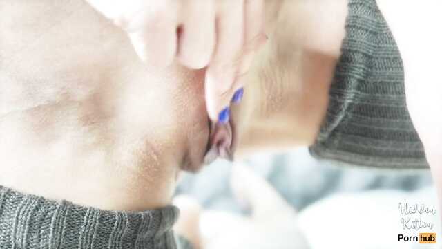 Brunetka z dużymi udojami relaksuje się dopochwowo