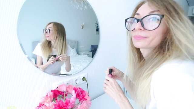 Solo anal es capaz de complacer a una chica con gafas