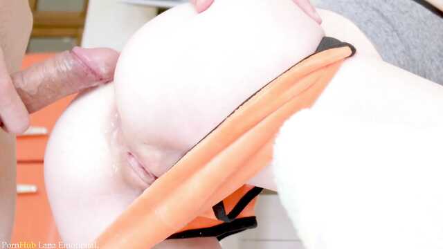 Se bajó de los pantalones cortos y le da una bofetada a su culo