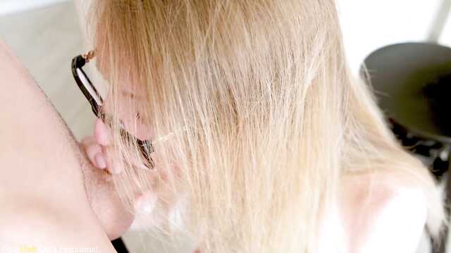 Se bajó de los pantalones cortos y le da una bofetada a su culo