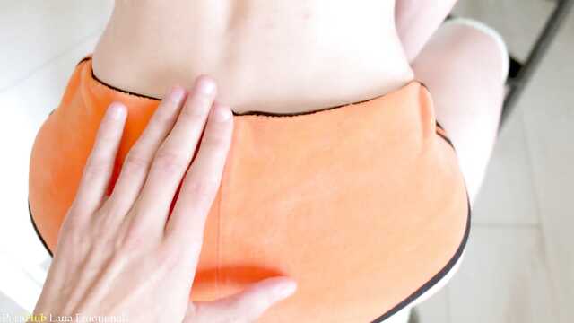 Se bajó de los pantalones cortos y le da una bofetada a su culo