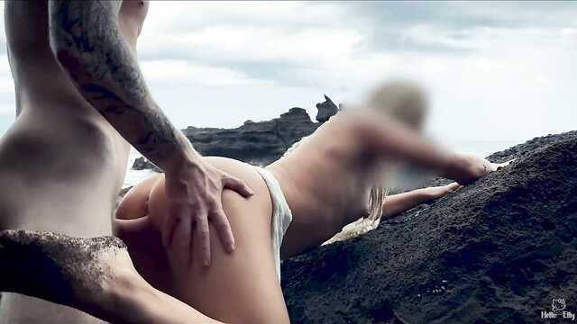 Seks na skalistej plaży z blondynką w warkoczach