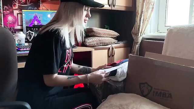 Минет и анал с белокурой доставщицей еды за косяк