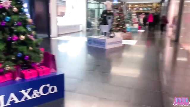 Sex oralny w przymierzalni z bujną spermą