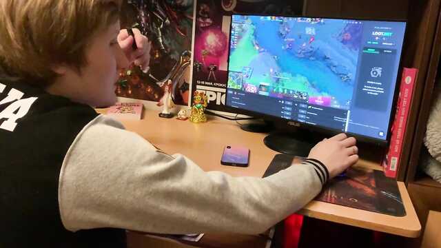 Телка отвлекла анальной дырочкой геймера от компьютера