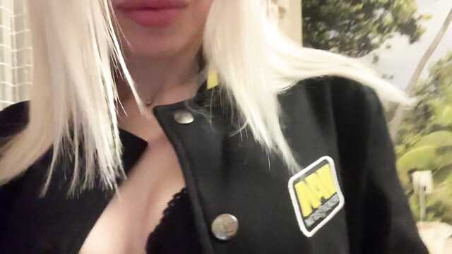 Телка отвлекла анальной дырочкой геймера от компьютера