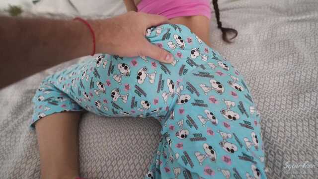 Seks na łóżku z niedawno obudzoną laską w skarpetkach