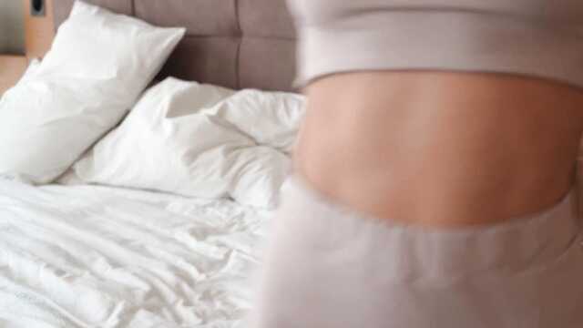 Засунула дайын астында төсек үшін оны поимели