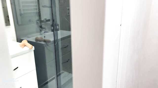 Laska tryska pod prysznicem od samotności w cipce