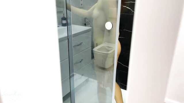 Laska tryska pod prysznicem od samotności w cipce