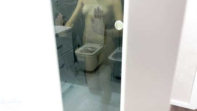 Laska tryska pod prysznicem od samotności w cipce