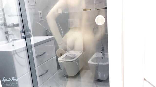 Laska tryska pod prysznicem od samotności w cipce