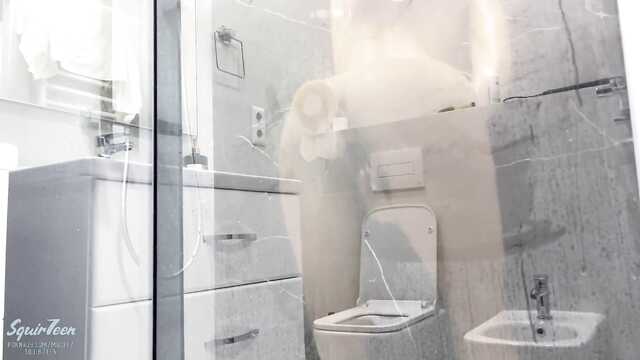 Laska tryska pod prysznicem od samotności w cipce