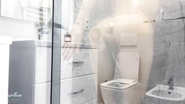 Laska tryska pod prysznicem od samotności w cipce