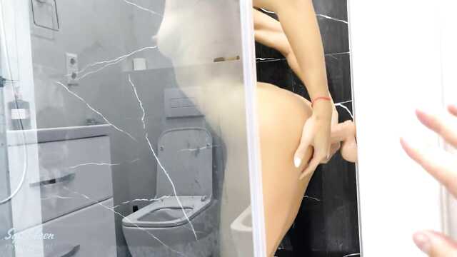 Laska tryska pod prysznicem od samotności w cipce