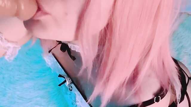 Развратная горничная любит устраивать виртуальный секс