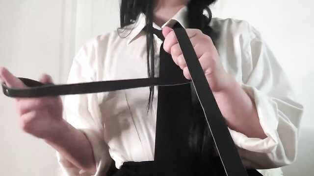 Brunetka w pończochach ssie i skacze na samotności