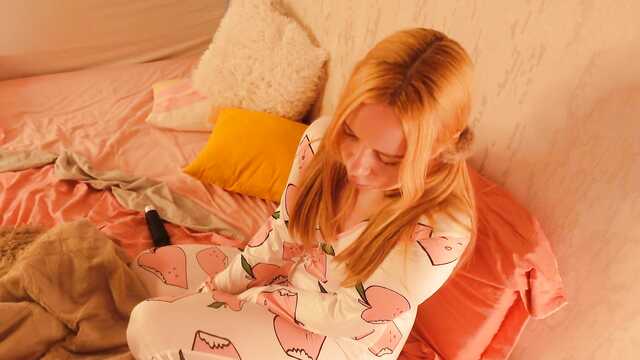 Лечит свою сестру проёбом ее сочной сраки