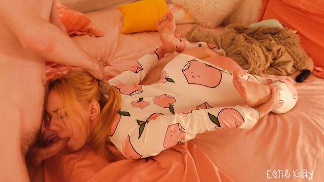 Лечит свою сестру проёбом ее сочной сраки