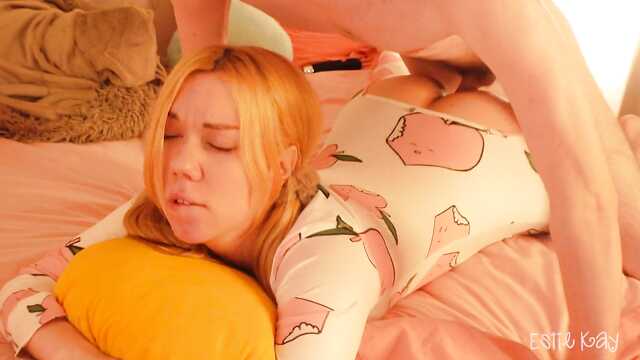 Лечит свою сестру проёбом ее сочной сраки