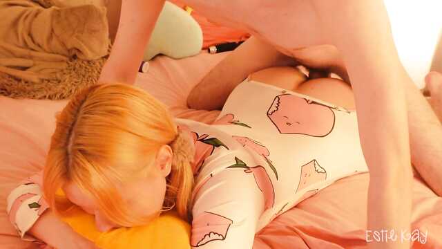 Лечит свою сестру проёбом ее сочной сраки