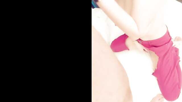 Sex oralny i kurwa dziewczyny w podartych spodniach