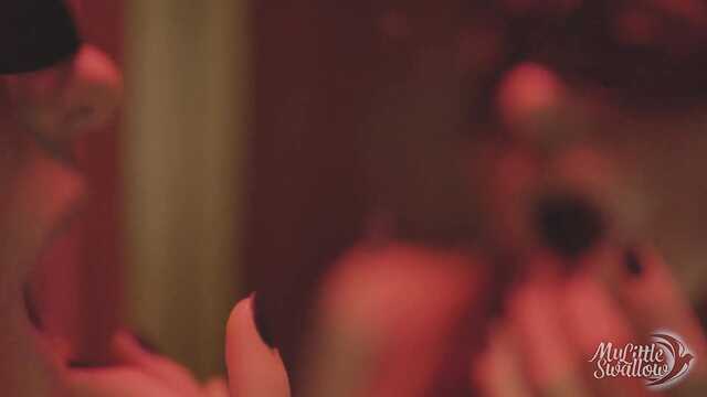 Бетперде киген қыз тәтті ласкает мүшесі аяқталғанға дейін тұлға мен айна