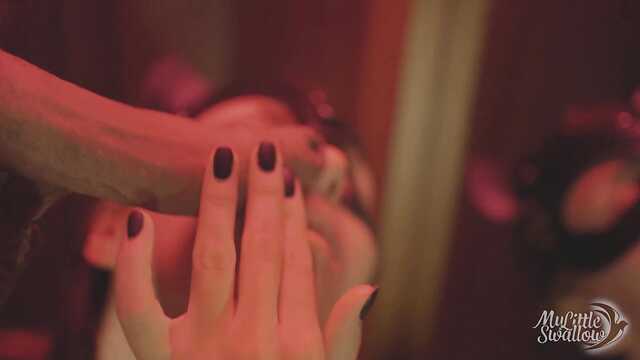 Бетперде киген қыз тәтті ласкает мүшесі аяқталғанға дейін тұлға мен айна