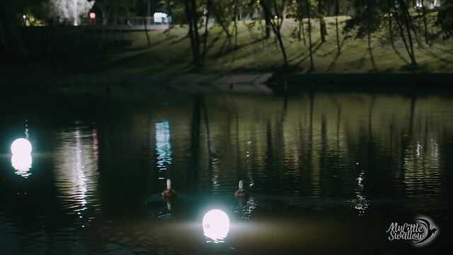 Obciąganie ukochanej w pobliżu jeziora i pieczenie cipki