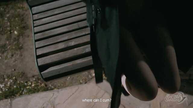 Obciąganie ukochanej w pobliżu jeziora i pieczenie cipki