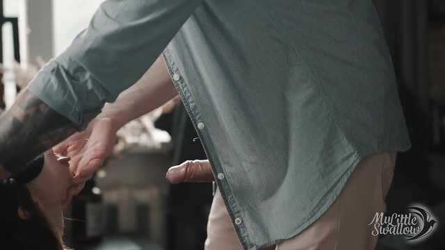 Deepthroating auf den Knien von einem maskierten Mädchen und schönen Dessous