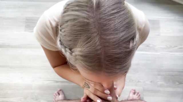 Милая поедательница спермы добывает спущёнку ртом