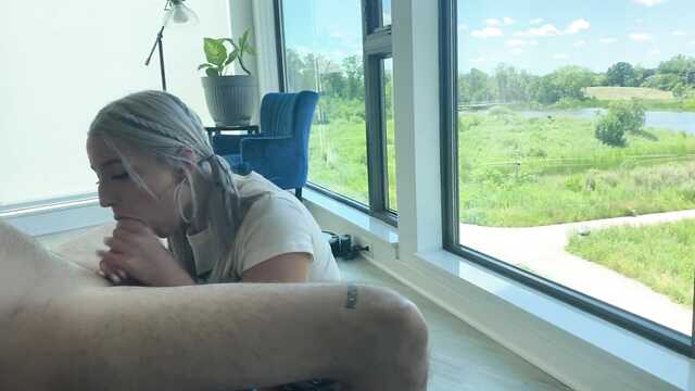 Милая поедательница спермы добывает спущёнку ртом