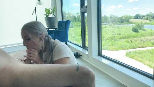 Милая поедательница спермы добывает спущёнку ртом