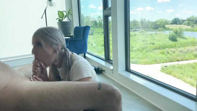 Милая поедательница спермы добывает спущёнку ртом