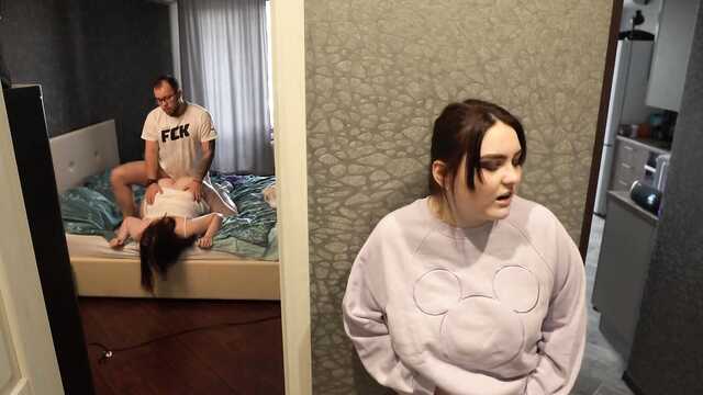 Застукала секс ағасы оның толстенькой қызымен