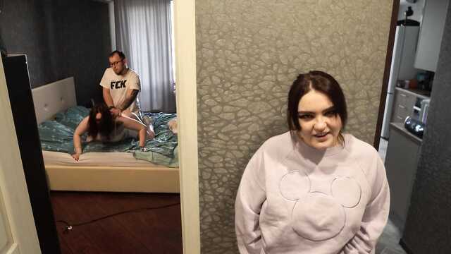 Застукала секс ағасы оның толстенькой қызымен