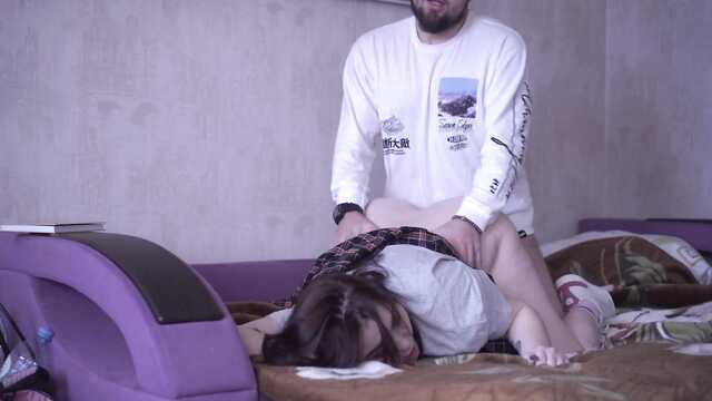 Laseczka szlachetnie obciągając fiuta zerżnięta na łóżku z kochankiem