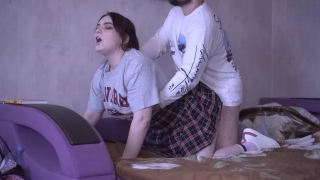 Орыс тілінде балағат сөздермен секс Видеода алып кеуделер көрсетілген.