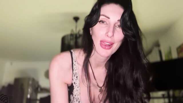 Chupando madura cums pulando na foda